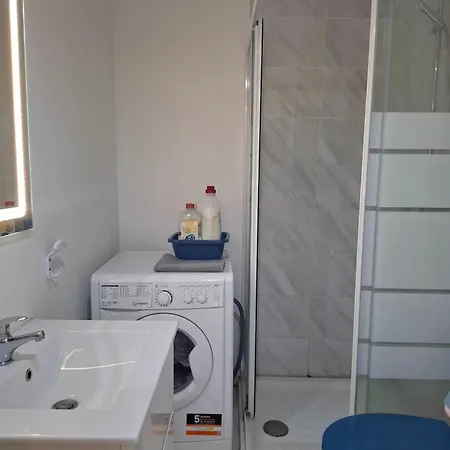 3 Pieces Piscine Proche Et דירה